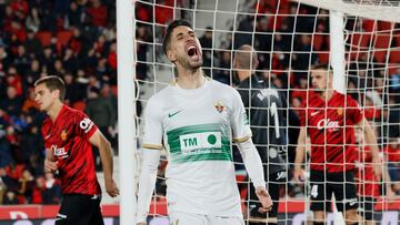 PALMA DE MALLORCA, 04/03/2023.- El centrocampista del Elche Fidel Chaves (c) se lamenta tras una ocasión fallada, durante el partido de Liga en Primera División que RCD Mallorca y Elche CF disputan este sábado en el estadio de Son Moix, en Palma de Mallorca. EFE/Cati Cladera
