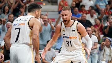 Dzanan Musa y Facundo Campazzo celebran una acción en la final de la Supercopa 2023 entre el Real Madrid y el Unicaja.