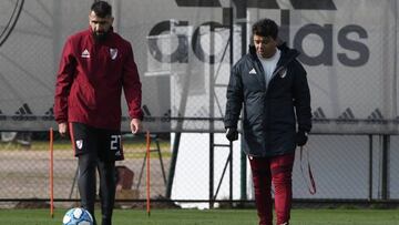 El uruguayo fue exigido, respondió bien y podría estar desde el arranque el martes. El Oso, aunque está en condiciones, iría al banco.