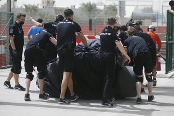 El Mercedes del brit¨¢nico tuvo que ser remolcado