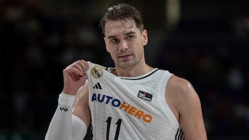 Mario Hezonja muestra el escudo del Real Madrid.