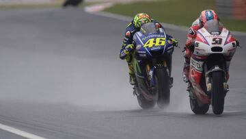 Valentino Rossi detrás de Danilo Petrucci en Sepang.