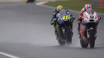 Valentino Rossi detr&aacute;s de Danilo Petrucci en Sepang.