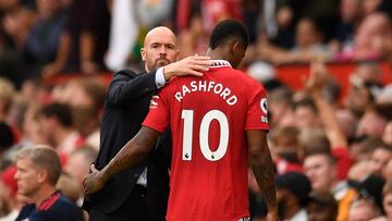 Erik ten Hag y Marcus Rashford, entrenador y jugador del Manchester United, se saludan en una sustitución.