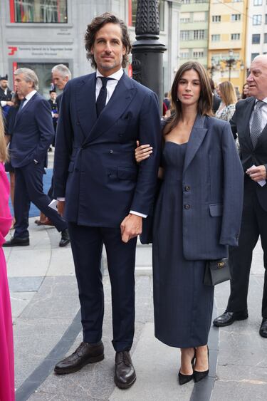 Feliciano López y Sandra Gago a su llegada al Teatro Campoamor para asistir a la ceremonia de entrega de los Premios Princesa de Asturias 2025.