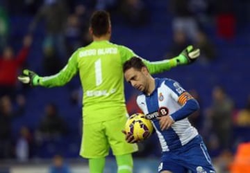 Sergio García corre con el balón tras marcar el 2-1.