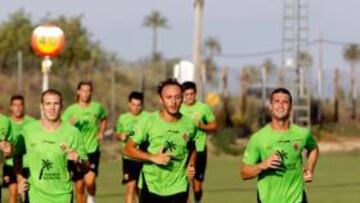 <b>JORNADA INAUGURAL. </b>José Bordalás y su equipo de colaboradores se pusieron ayer el mono de trabajo por la tarde. Fue la primera sesión en la que destacaron los diez fichajes y Santos que ya está casi recuperado de la triada que sufrió el curso pasado. Por la mañana, fue el momento de las pruebas médicas. Todos fueron pasando por el despacho del doctor desde primera hora de la mañana.