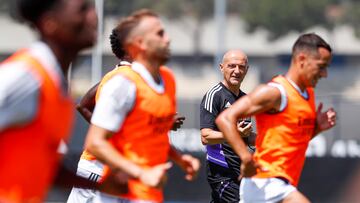 Pintus y los jugadores del Real Madrid, durante la pretemporada.