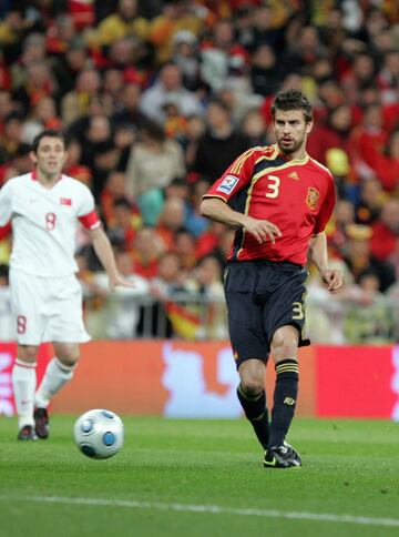 Su debut en un partido oficial ocurrió un 28 de marzo de 2009 en un partido de clasificación para el Mundial de 2010 ante Turquía en el Santiago Bernabéu. 