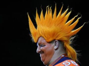 Donald Trump se convirtió en Super Guerrero con la Superluna y se fue a ver a los Broncos. ¿Cómo que ese no es Donald Trump? ¿Acaso no reconocéis su color de piel?