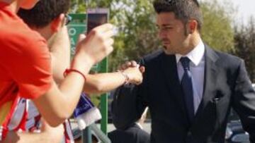 FELIZ. Villa, con el traje oficial del Atlético, será una de las grandes atracciones. El equipo fue recibido por hinchas atléticos en Barcelona.