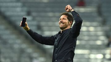 Simeone celebra el triunfo con los aficionados rojiblancos.