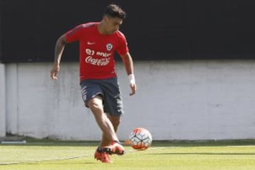 Pasó por todos los puesto en la defensa antes de consolidarse como zaguero central en la Roja. Fue lateral, derecho e izquierdo, y también volante de contención en Inglaterra y Alemania.