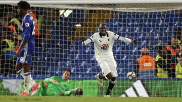 Stefano Okaka celebra un gol contra el Chelsea. 