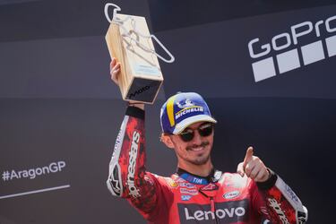 El piloto italiano Francesco Bagnaia, del equipo Ducati Lenovo, que quedó en tercer lugar, celebra en el podio tras la carrera de MotoGP del Gran Premio de Aragón.