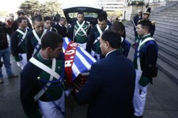 Miembros del Ejército Nacional de Uruguay trasladan el féretro de Alcides Ghiggia hoy. 