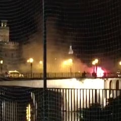Miedo en Sevilla: "Acaban tirando uno al río", pelea con bengalas entre aficiones de Betis y Milán