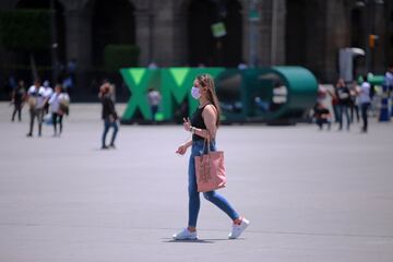 En la plancha del zócalo capitalino, aún es común ver personas caminado pese a las restricciones del gobierno.