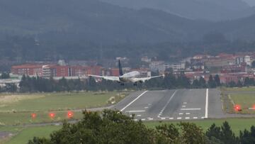 Aterrizajes accidentados y vuelos cancelados por el viento en el aeropuerto de Bilbao