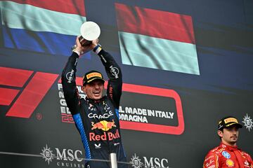 Max Verstappen alza su trofeo que le acredita como campeón del GP de Emilia Romaña.