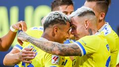 DARWIN MACHIS CON ROGER MARTÍ CELEBRANDO UN GOL CON EL CÁDIZ.