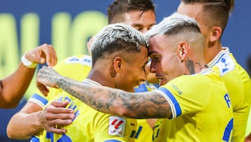 DARWIN MACHIS CON ROGER MARTÍ CELEBRANDO UN GOL CON EL CÁDIZ.