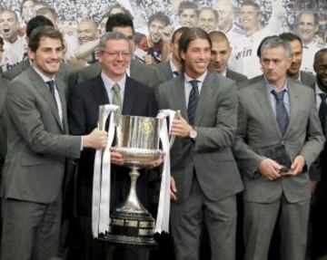 El alcalde de Madrid, Alberto Ruiz Gallardon (2i), posa con la Copa del Rey junto a los jugadores del Real Madrid, entre ellos, Iker Casillas (i), Sergio Ramos (2d) y el técnico portugués José Mourinho, en el acto en el que el Ayuntamiento homenajeó a la Junta Directiva y a la plantilla del club madrileño, con motivo de su victoria en la competición copera copa del rey 2011