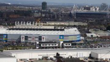 Dos estadios. En primer t&eacute;rmino el Cardiff City y al fondo el Millenium Stadium. Dos estadios para una ciudad de 317.000 habitantes.
 