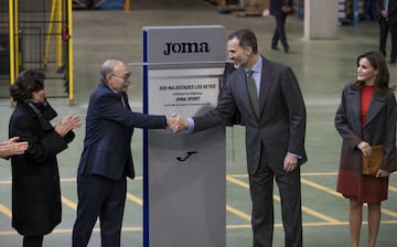 Los Reyes Felipe VI y Letizia visitaron la sede de la compañía Joma Sport en la localidad toledana de Portillo. La ministra de Defensa María Dolores de Cospedal y el presidente de Castilla-La Mancha Emiliano García-Page acompañaron a los monarcas.