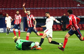 Youssef En Nesyr y Jan Oblak.