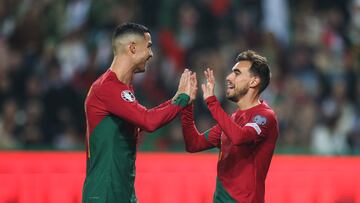 Lisboa (Portugal), 19/11/2023.- Portugal's Ricardo Horta (R) celebrates with Cristiano Ronaldo (L) after scoring the 2-0 goal during the UEFA EURO 2024 Group J qualifying soccer match between Portugal and Iceland in Lisbon, Portugal, 19 November 2023. (Islandia, Lisboa) EFE/EPA/MIGUEL A. LOPES
