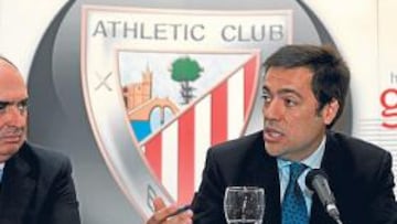 <b>MANO A MANO. </b>Joseba Inchaurraga y Fernando García Macua, durante un acto celebrado en las pasadas elecciones a la presidencia del Athletic.