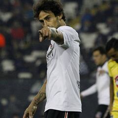 Valdivia tiene más amarillas que Vidal y Medel en su carrera