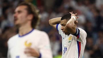 TOPSHOT - France's forward #10 Kylian Mbappe reacts after failing to score during the UEFA Euro 2024 semi-final football match between Spain and France at the Munich Football Arena in Munich on July 9, 2024. (Photo by FRANCK FIFE / AFP)