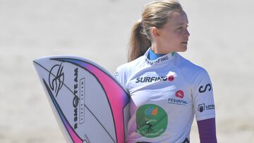 Surfista en el Campeonato de España de Surf 2024 en Pantín