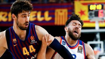 GRAF6994. BARCELONA, 24/04/2019.- El base serbio del Anadolu Efes Vasilije Micic (d) lucha el balón con el croata Ante Tomic, del FC Barcelona Lassa, durante el tercer partido de cuartos de final de la EurLliga de baloncesto que se juega esta noche en el Palau Blaugrana, en Barcelona. EFE/Enric Fontcuberta.