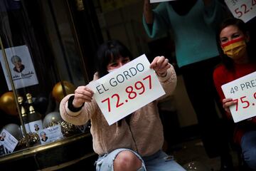 Loteros de la administración de "Doña Manolita" de Madrid festejan haber vendido décimos del premio Gordo. 