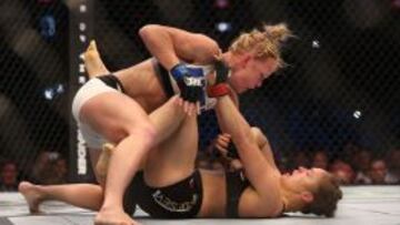 Imagen de la pelea entre Holly Holm y Ronda Rousey por el t&iacute;tulo del peso gallo en la UFC