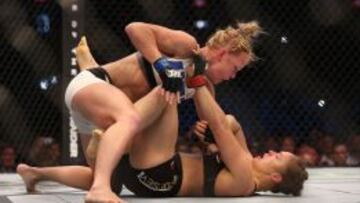 Imagen de la pelea entre Holly Holm y Ronda Rousey por el título del peso gallo en la UFC