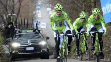 Peter Sagan supervisa el famoso muro de Koppenberg junto a dos compa&ntilde;eros.