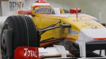 Alonso se muestra "contento con el coche" a pesar de rodar solo cuatro vueltas