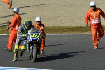 Valentino Rossi tras la caída. 