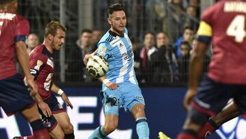 Olympique de Marseille's French midfielder Florian Thauvin(C) passes the ball during the French Ligue Football match Clermont versus Olympique de Marseille at the Gabriel Montpied stadium in Clermont Ferrand, central France, on October 26, 2016. / AFP PHOTO / THIERRY ZOCCOLAN
