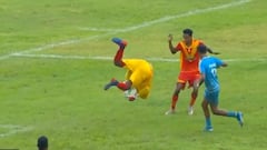 Pocas acciones se han visto en el fútbol más difíciles de explicar que esta: alucinen