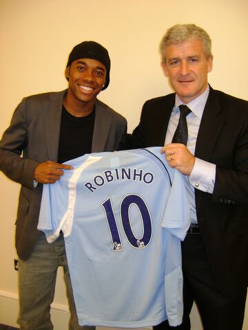 El delantero brasile?o expres¨® su deseo de abandonar el Real Madrid y marcharse al Chelsea. Pero el 1 de septiembre de 2008, Robinho fue traspasado al Manchester City por 43 millones de euros.