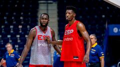 Usman Garuba, con Yankuba Sima en un entrenamiento de la Selección con Scariolo de fondo.