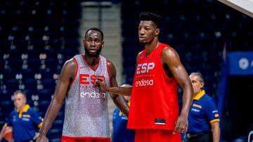 Usman Garuba, con Yankuba Sima en un entrenamiento de la Selecci¨®n con Scariolo de fondo.