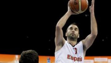 <b>COLOSAL. </b>Navarro lanzando por encima de Mirza Begic.