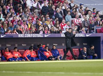 La afición del Atlético se volcó con su entrenador al inicio del partido y recibieron al técnico rojibalnco con el cántico "Que huevos tienes" en alusión al gesto de Simeone contra la Juventus. 