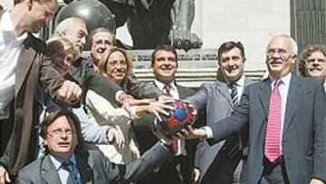 <b>FOTO DE EQUIPO. </b>Laporta se inmortalizó con diputados culés junto a uno de los leones de las Cortes.